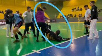 Riña en polideportivo terminó con dos menores agredidos por DT